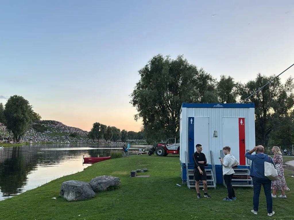 Toilettencontainer am Abend bei einem Konzert im Olympiapark München