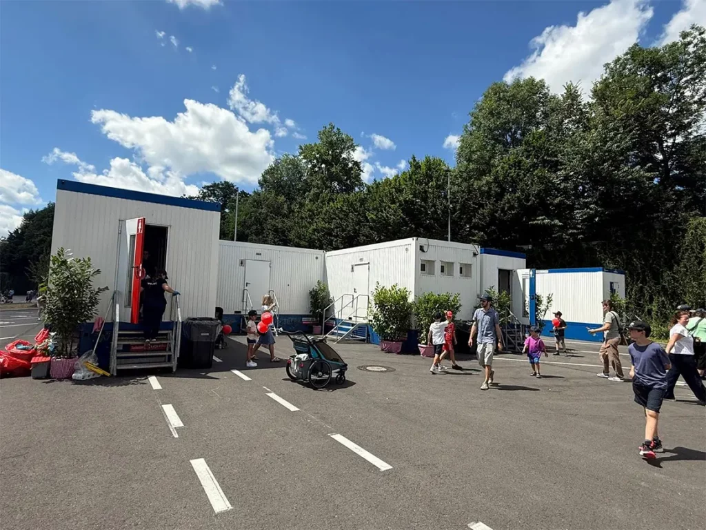 Sanitärcontainer bei einem Stadtfest in Bayern